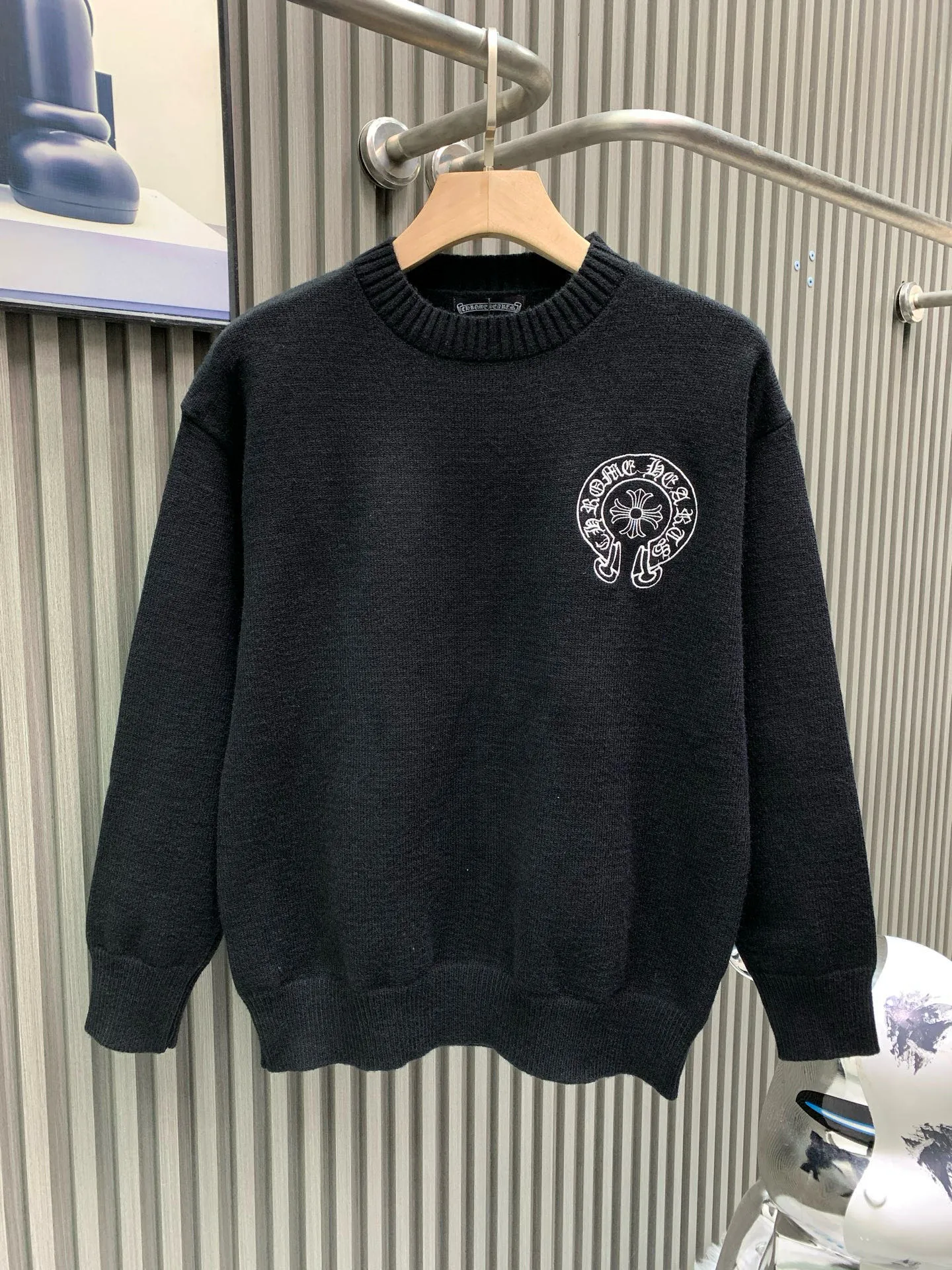 P360 Chrome Hearts 2025 new Sanskrit cross-flower knitted pullover in autumn and winter. The fabric is made of pure cotton wool. It has a delicate and soft touch. The texture is breathable. It is matched with 1x1 thread in the same cylinder. The collar thread is a pure cotton zipper thread. The back is made of imported embroidery machine and is not easy to fall off. It is super delicate. It is like a ceiling. The hangtags are all developed and customized according to the original version. It adopts a box-cut design, which is more simple and loose, and also hides meat and skinny products. The product is extremely difficult. Extremely white and youthful, suitable for both men and women. It is an indispensable simple item in autumn. Positioned tailoring. Oversize. Loose fit. Full of details. Customized matching accessories. Leather embossed craftsmanship. The style is rock and roll retro. The workmanship and texture are first-class. The three labels are consistent. The packaging bag has a logo. It is tall and can be worn by both men and women.
